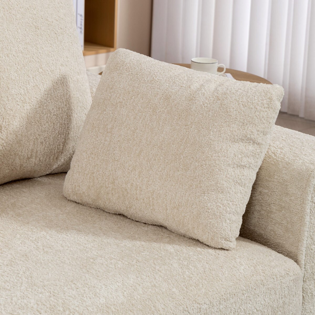 Trivietė sofa su gilia sėdyne ir dirbtinio aksomo apmušalais – Paveikslėlis 9