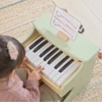 Žalias medinis edukacinis pianinas su spalvotais klavišais