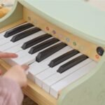 Žalias medinis edukacinis pianinas su spalvotais klavišais