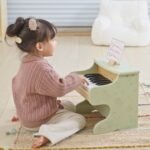 Žalias medinis edukacinis pianinas su spalvotais klavišais