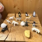 Arkties gyvūnų figūrėlių rinkinys su iglu ir uola – Paveikslėlis 2