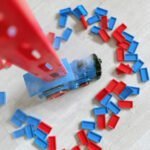 Elektrinis domino kaladėlių statymo traukinukas su garais, 80 detalių