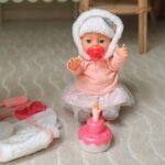 Interaktyvi lėlė Mažoji Zosė su gimtadienio rinkiniu, 35 cm – Paveikslėlis 8