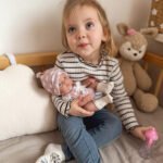 Kūdikio lėlė 36 cm su rūbeliais ir buteliuku – Paveikslėlis 2