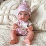 Kūdikio lėlė 36 cm su rūbeliais ir buteliuku – Paveikslėlis 3