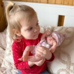 Kūdikio lėlė 36 cm su rūbeliais ir buteliuku – Paveikslėlis 4