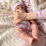 Kūdikio lėlė 36 cm su rūbeliais ir buteliuku – Paveikslėlis 5