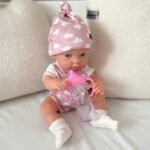 Kūdikio lėlė 36 cm su rūbeliais ir buteliuku – Paveikslėlis 6
