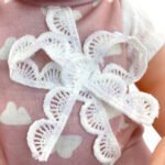 Kūdikio lėlė 36 cm su rūbeliais ir buteliuku – Paveikslėlis 9