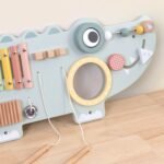 Medinė manipuliacinė lenta krokodilo formos su muzikos instrumentais – Paveikslėlis 3