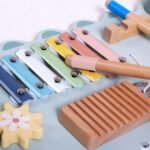 Medinė manipuliacinė lenta krokodilo formos su muzikos instrumentais – Paveikslėlis 4