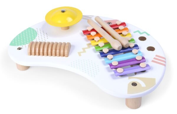 Medinis muzikinis staliukas su cimbolais ir instrumentais
