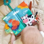 Medžiaginė lavinamoji knygelė su gyvūnų uodegėlėmis