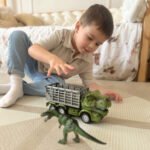 Nuotolinio valdymo dinozaurų automobilis su figūrėle, žalias