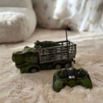 Nuotolinio valdymo dinozaurų automobilis su figūrėle, žalias