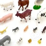 Ūkio gyvūnų figūrėlių rinkinys kibirėlyje su kilimėliu – Paveikslėlis 4