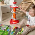Daugiaaukštis ugniagesių garažas su spiraliniu taku ir šviesos, garso efektais