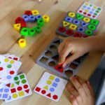 Loginis formų derinimo žaidimas su užduočių kortelėmis