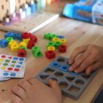 Loginis formų derinimo žaidimas su užduočių kortelėmis
