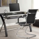 Modernių biuro kėdžių komplektas (6 vnt.) su ergonomišku atlošu rogučių pagrindu (Juoda)