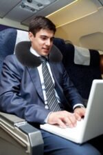Pripučiama kelioninė rogelio formos pagalvė iš PVC ir veliūro – Paveikslėlis 4