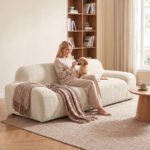 Trivietė sofa, berėmė, apvalių formų, su plačia, gausiai paminkštinta sėdyne – Paveikslėlis 8