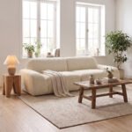 Trivietė sofa, berėmė, apvalių formų, su plačia, gausiai paminkštinta sėdyne – Paveikslėlis 9