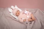 Arias Reborn lėlė kūdikėlis rožiniais rūbeliais