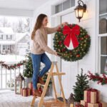 Kalėdinis vainikas 60 cm su 50 LED lempučių, kankorėžiais ir kaspinu – Paveikslėlis 8