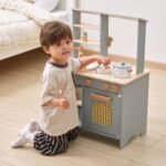 Medinė virtuvėlė ir parduotuvė 2-in-1 su 7 priedais – Paveikslėlis 6