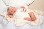 Reborn lėlytė baltais rūbeliais