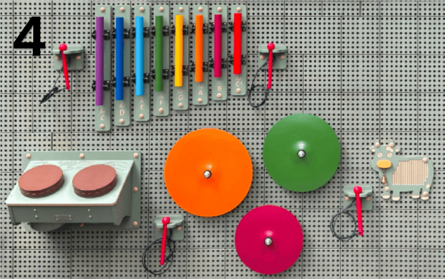 Edukacinė sienelė su muzikos instrumentais ir geometrinėmis detalėmis Edukacinė sienelė su muzikos instrumentais ir geometrinėmis detalėmis