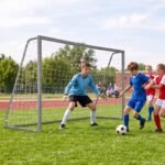 Futbolo vartai su metaliniu rėmu ir PE tinklu 240 x 86 x 160 cm (Sidabrinė) – Paveikslėlis 4