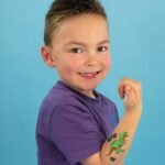 Laikinos tatuiruotės, Dino – Paveikslėlis 4