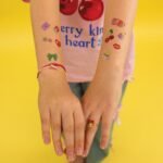 Laikinos tatuiruotės, Draugės – Paveikslėlis 4