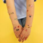 Laikinos tatuiruotės, Draugės – Paveikslėlis 5
