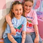 Laikinos tatuiruotės, Draugės – Paveikslėlis 8