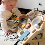 Medinė manipuliacinė lenta namelis 2 viename – Paveikslėlis 2