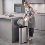 lėtai nusileidžiančiu dangčiu ir kvapų filtru
