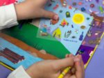 Spalvinimo rinkinys su perkeliamais piešinukais, Nuotykis – Paveikslėlis 4