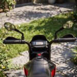 Vaikiškas elektrinis motociklas Aprilia su nuimamais balansiniais ratukais – Paveikslėlis 8